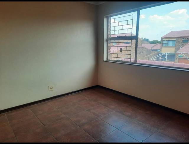 3 BEDROOM TOWNHOUSE FOR SALE IN VANDERBIJLPARK CE 3
